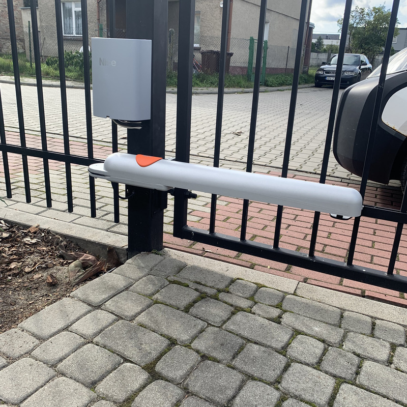 Montaż napędu bramy NICE